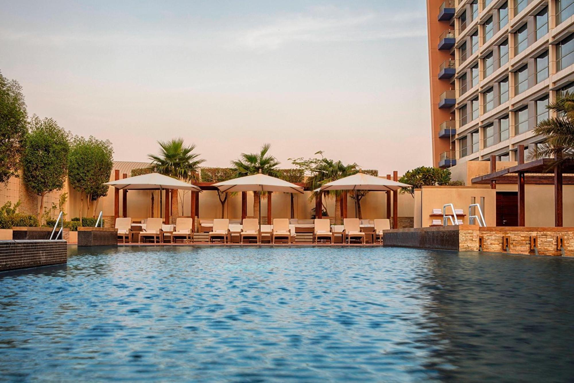 The Westin City Centre Bahrain Manama Exterior photo The swimming pool at the hotel